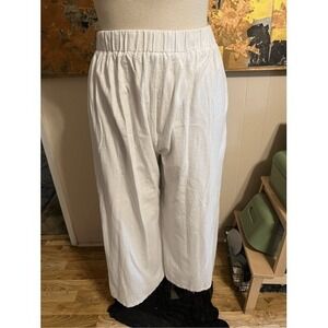Unbranded wide legged white pants with an elastic waist size M/L